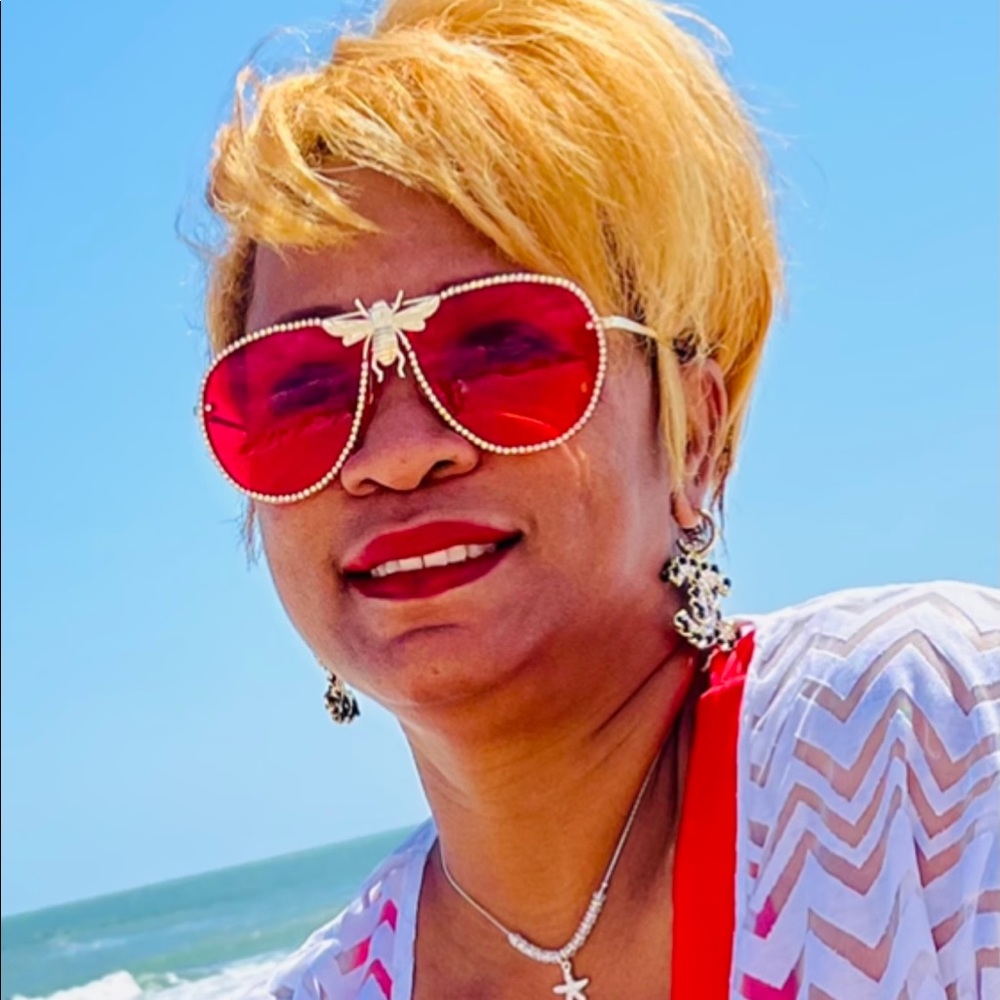 Meet your Posher, Lorie